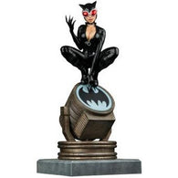 DC Comics : Batman - Catwoman on Light-Up Bat-Signal Statue